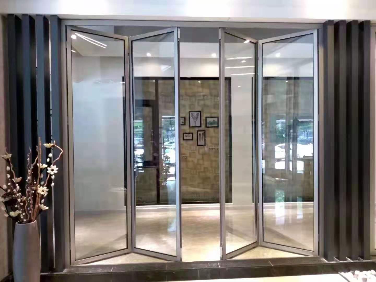 別墅裝上折疊門，汽車都能輕松開進(jìn)室內(nèi)